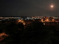 výhľad z balkóna v noci