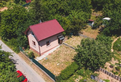 Celoročne obývateľná CHATA , z r. 2012  - studňa, žumpa, elektrina