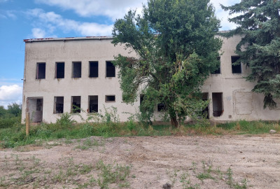 Slavkovce - 20 km od Mi, Administratívna budova - 890 m2, obecná prístupová cesta, IS