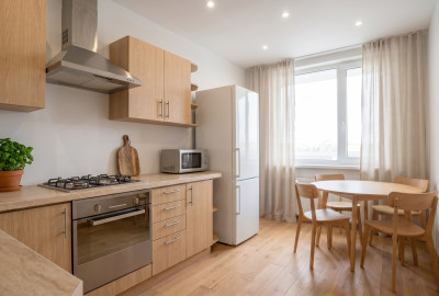 Dvorkinova - 3 izb. PRAŽSKÝ byt, spolu 77m2, 6 mlodžia, 5/8p. , čiast.Rekonštrukcia, Zariadenie