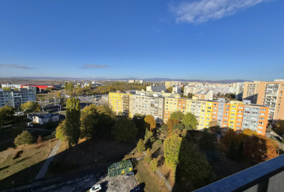 2 izb byt, Nad Jazerom, 42 m2 + 2x lodžia 6 m2, 13.p., 2x výťah, rekonštrukcia, solárne panely na streche bytového domu